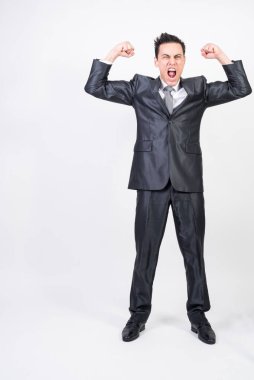 Takım elbiseli adam pazılarını çıkarıyor. beyaz arkaplan, tüm vücut