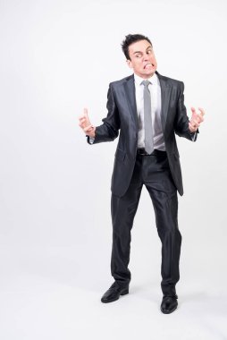 Takım elbiseli histerik bir adam. Beyaz arkaplan, tüm vücut