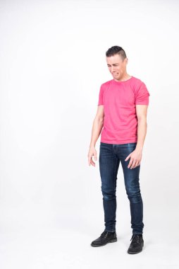 Ağlayan adam. beyaz arkaplan, tüm vücut