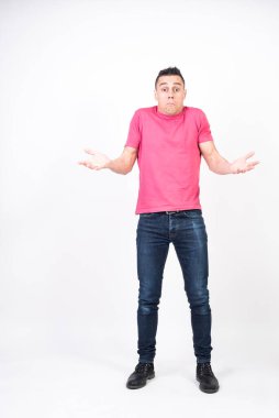 Şüpheci adam. Beyaz arkaplan, tüm vücut