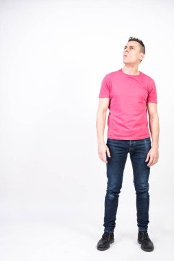 Şüpheci adam. Beyaz arkaplan, tüm vücut