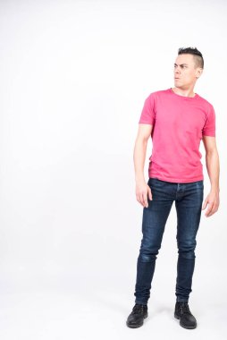 Şüpheci adam. Beyaz arkaplan, tüm vücut