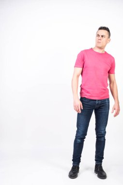 Şüpheci adam. Beyaz arkaplan, tüm vücut