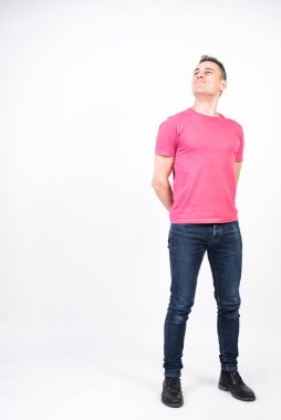 İyimser adam. Beyaz arkaplan, tüm vücut