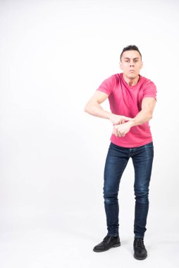 Beklemekten yoruldum adamım. Beyaz arkaplan, tüm vücut