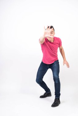 Adam durmamızı emrediyor. Beyaz arkaplan, tüm vücut