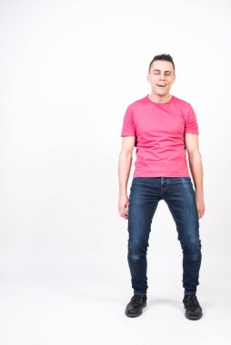 Zevk duyan bir adam. Beyaz arkaplan, tüm vücut