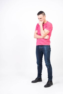Endişeli adam. Beyaz arkaplan, tüm vücut