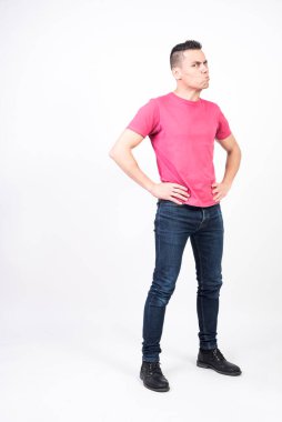 Adam birini azarlıyor. Beyaz arkaplan, tüm vücut