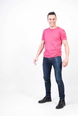 Gülen adam. Beyaz arkaplan, tüm vücut