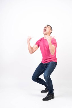 Rock 'çı adam. Beyaz arkaplan, tüm vücut