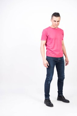 Baştan çıkarıcı bir adam. Beyaz arkaplan, tüm vücut