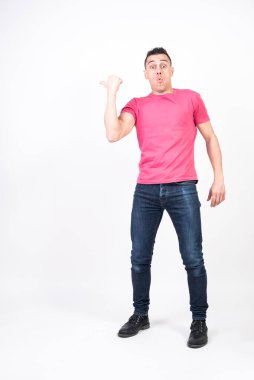 Şaşırmış bir adam kopyalama alanını işaret ediyor. Beyaz arkaplan, tüm vücut