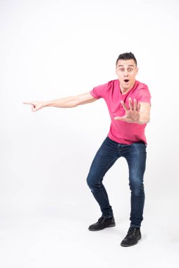 Şaşırmış bir adam kopyalama alanını işaret ediyor. Beyaz arkaplan, tüm vücut