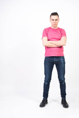 Ciddi bir adam. Beyaz arkaplan, tüm vücut