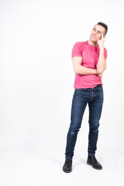 Hayalperest adam. Beyaz arkaplan, tüm vücut