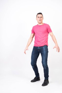 Şaşırmış bir adam. Beyaz arkaplan, tüm vücut