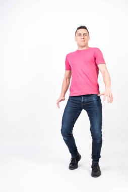 Şaşırmış bir adam. Beyaz arkaplan, tüm vücut