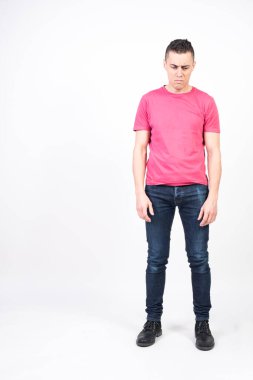 Üzgün adam. Beyaz arkaplan, tüm vücut