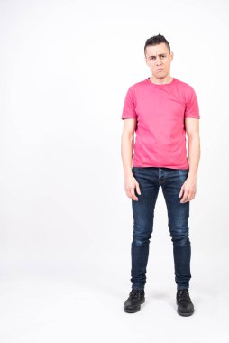 Üzgün adam. Beyaz arkaplan, tüm vücut