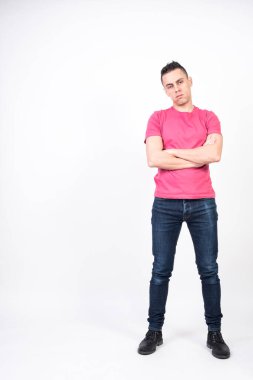 Beyaz arka planda sıkılmış adam, tüm vücut.