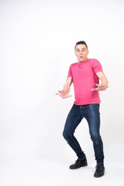 Beyaz arka plandaki korkmuş adam, tüm vücut.