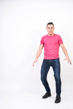 Beyaz arka plandaki korkmuş adam, tüm vücut.