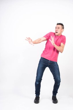 Beyaz arka plandaki korkmuş adam, tüm vücut.