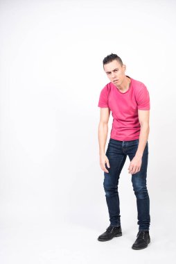 Yorgun adam terini elinin teriyle alnından siliyor. beyaz arkaplan, tüm vücut