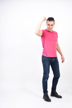 Bir şeyi kutlayan coşkulu bir adam. Beyaz arka plan. Tüm vücut