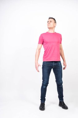 Kendine güvenen bir adam. Beyaz arkaplan, tüm vücut