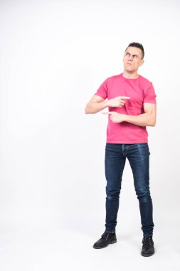 Kafası karışmış bir adam. Beyaz arka plan. Tüm vücut