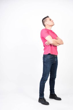 Kızgın adam. beyaz arkaplan, tüm vücut