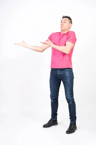 Hombre Sorprendido Apuntando Espacio Copia Fondo Blanco Cuerpo Completo — Foto de Stock