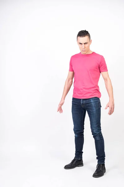 Meydan okuyan adam. Beyaz arka plan. Tüm vücut