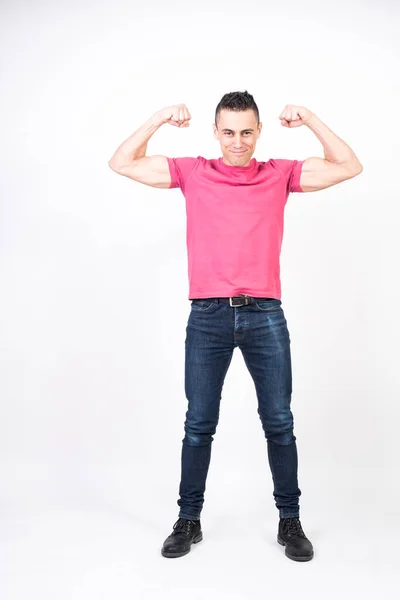 Muž Vytahuje Biceps Bílé Pozadí Celé Tělo — Stock fotografie