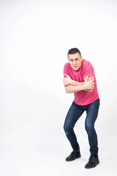 Kollarıyla vücudunu saran adam çok üşüyor. beyaz arkaplan, tüm vücut