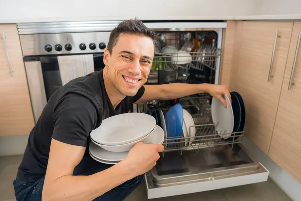 Homem Tirando Pratos Máquina Lavar Louça Cozinha Olhando Para Câmera — Fotografia de Stock