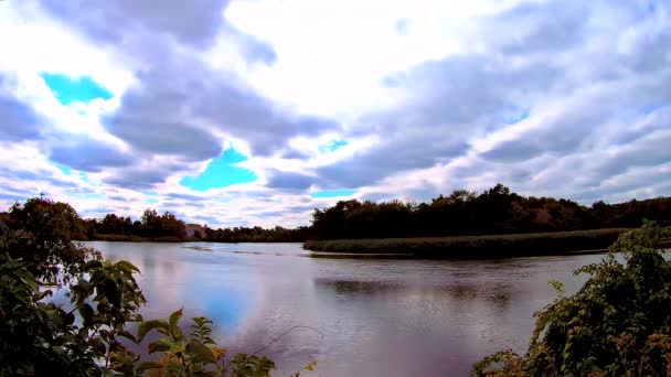 Голубое небо с облаками, озеро. В реальном времени — стоковое видео