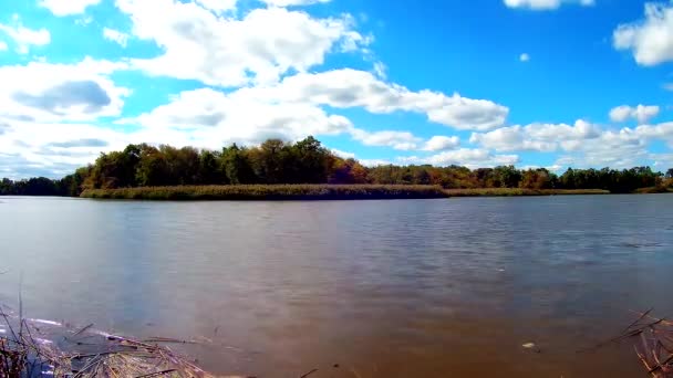 Cielo azul con nubes, lago. Tiempo real — Vídeos de Stock