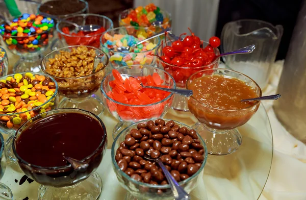 Cukierki w słoikach w candy shop — Zdjęcie stockowe