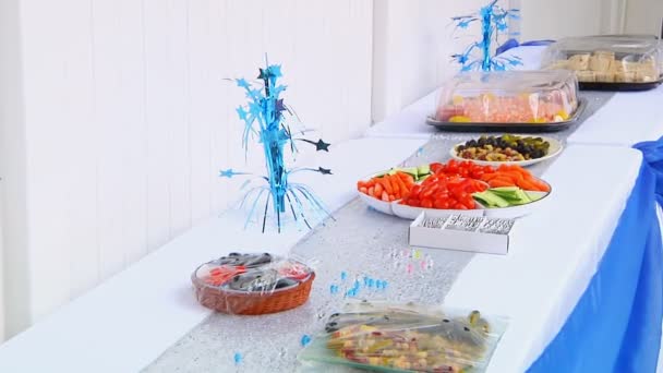 自助餐寿司、 开胃菜、 沙拉 — 图库视频影像
