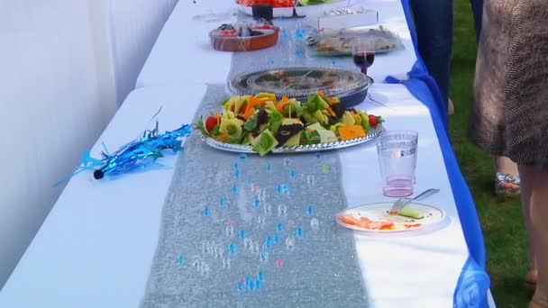 Table dans la cour fruits légumes viande — Video