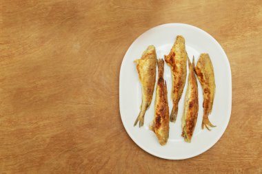 bir tabak kızarmış balık kokuyor. üstten görünüm