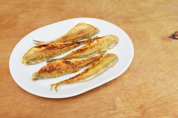 Peixe fedido frito em uma chapa. vista superior — Fotografia de Stock
