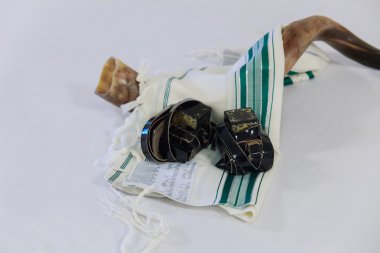 Shofar boynuz üzerinde beyaz dua talit. Rosh hashanah