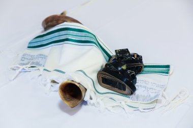 Shofar boynuz üzerinde beyaz dua talit. Rosh hashanah
