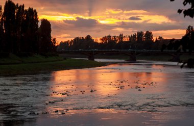 Nehrin üzerinde gün batımı