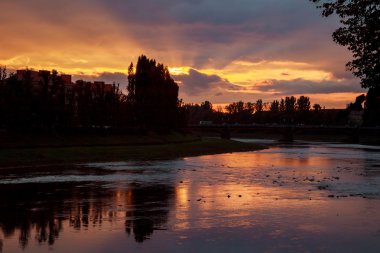 Nehrin üzerinde gün batımı