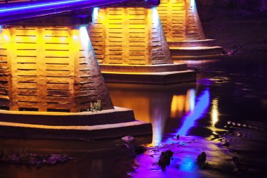 aydınlatma köprü su yansıma